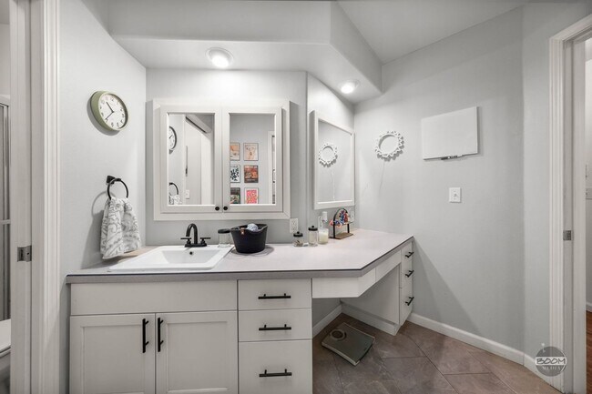 Building Photo - Charming Palmer Home!