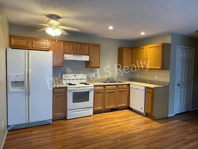 Building Photo - 3 Bedroom Duplex Available!