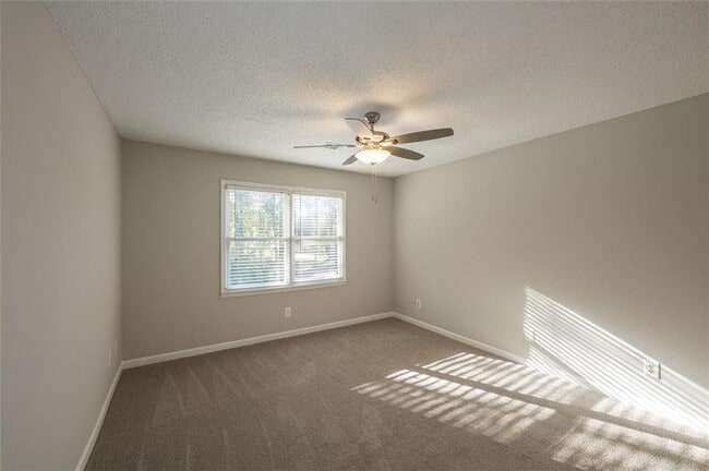 Building Photo - 4648 Calumet Cir NW