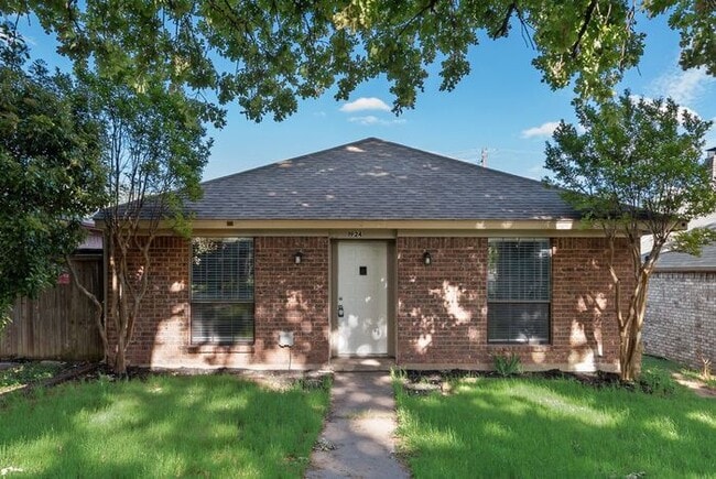 Building Photo - Quiet & Bright Home in Irving