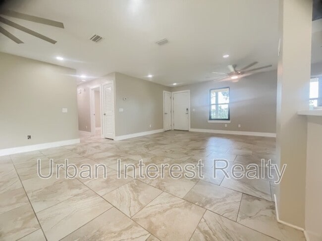 Building Photo - 802 E Pine Forest Dr