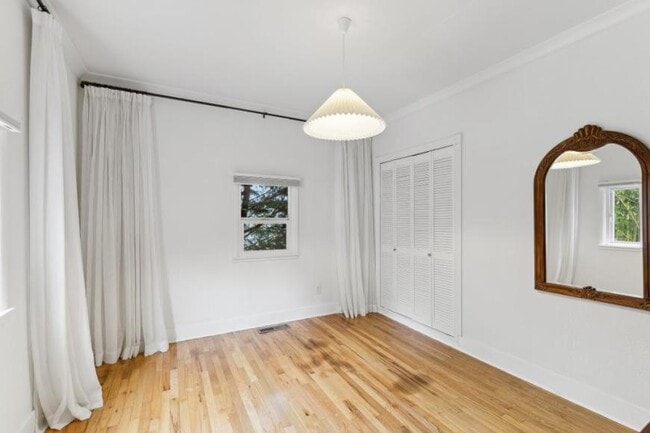 Building Photo - 2 bedroom in Seattle WA 98106