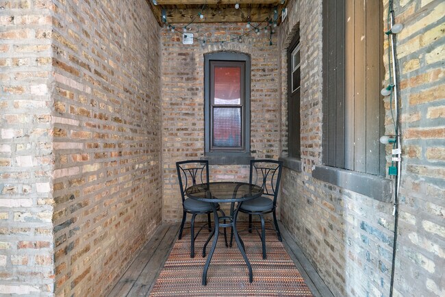 Building Photo - 1526 W Belle Plaine Ave