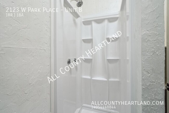 Building Photo - 2123 W Park Pl