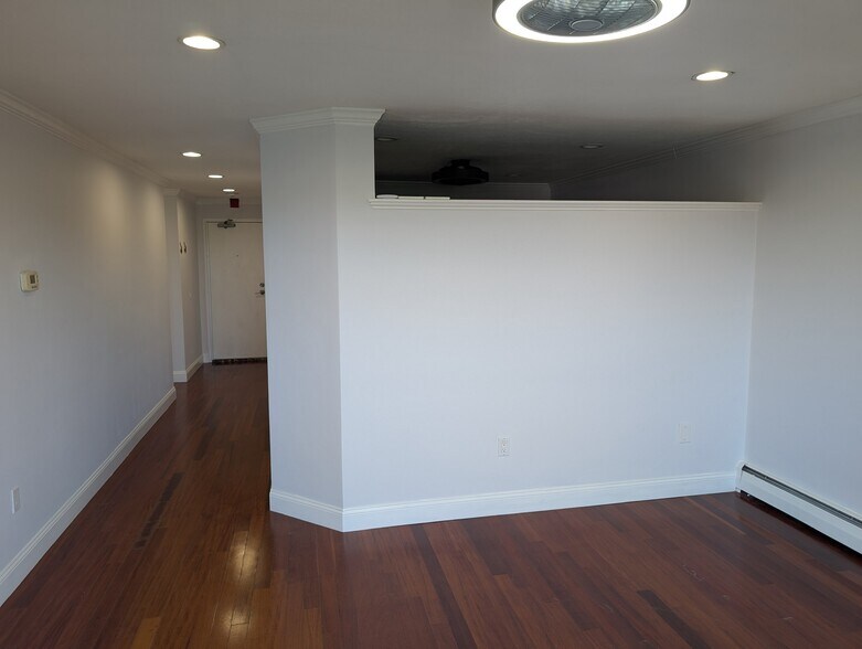 Building Photo - 34 Whites Ave