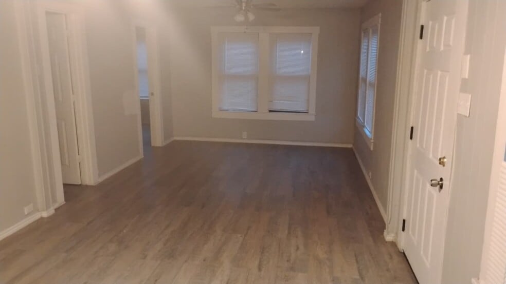 Building Photo - 211 W Huff Ave