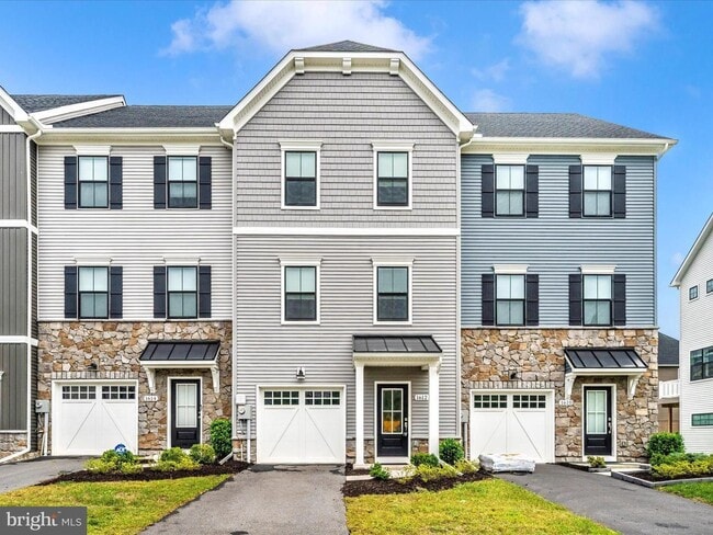 Building Photo - THREE LEVEL TOWN HOUSE IN KELLERTON
