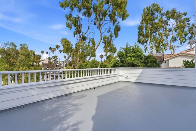 Building Photo - Premier Location in Corona Del Mar for 12-Month Lease