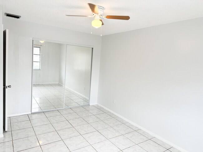 Building Photo - 4010 Inverrary Dr