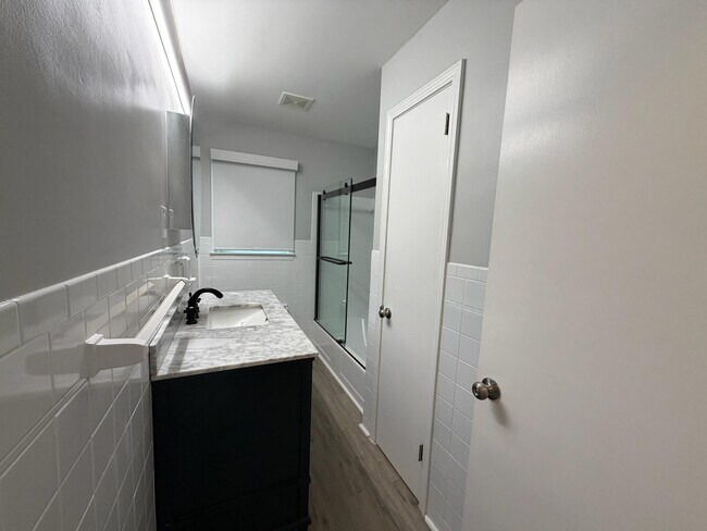 Building Photo - 1929 Alexandria Dr