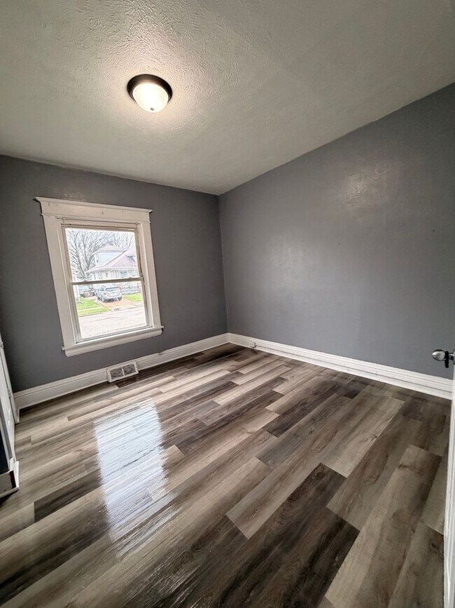 Building Photo - 6 Bedroom 1 Bathroom HOUSE