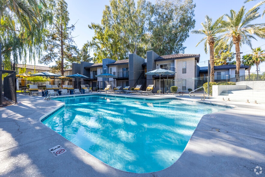 Shimmering SwShimmering Swimming Poolimming Pool - Sunrise in Biltmore