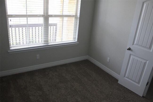 Building Photo - 400 Blue Waterleaf Ln