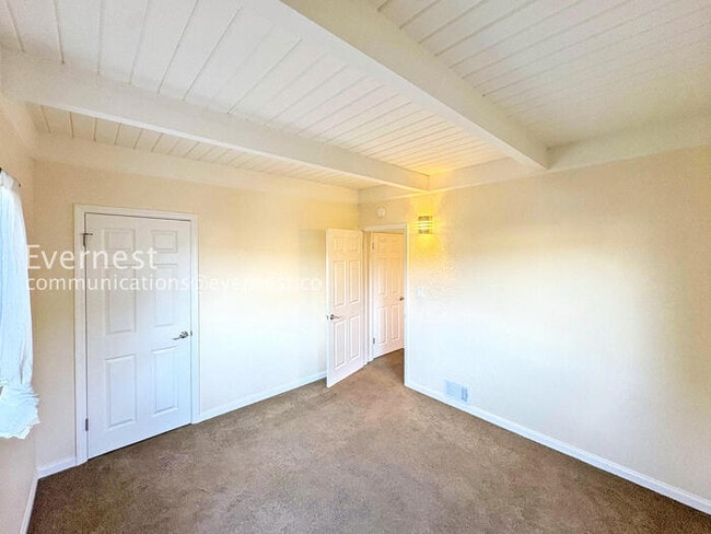 Building Photo - 537 Madison St