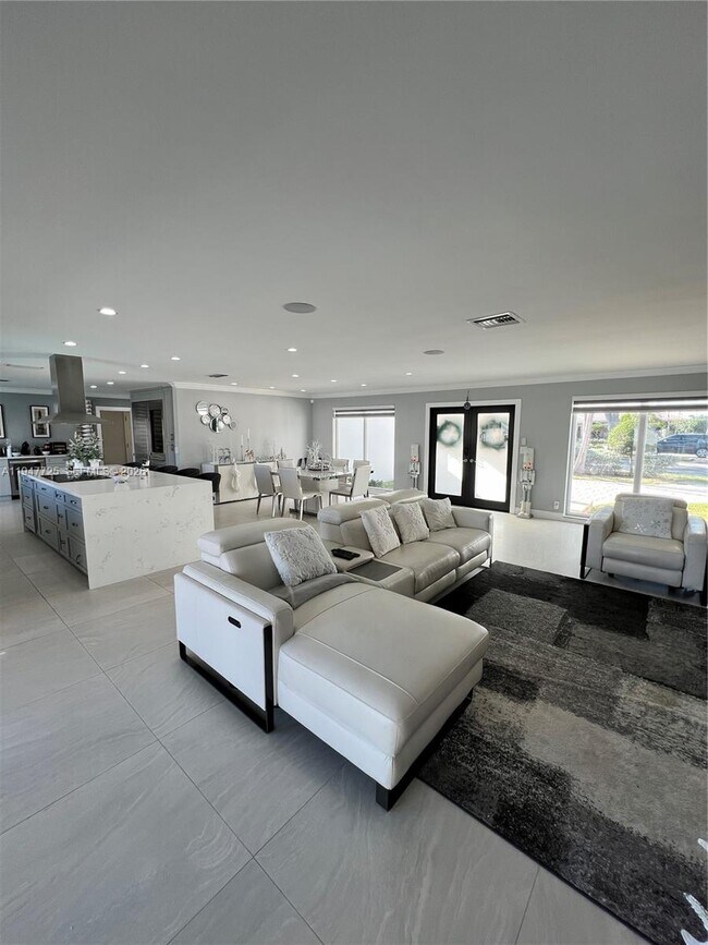 Building Photo - 5510 Bayview Dr