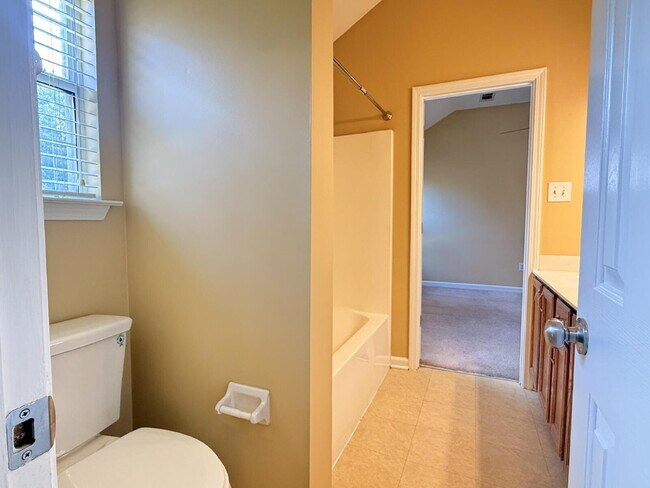 Building Photo - "Charming 3-Bedroom Lakeland Home with Cozy Fireplace & Gleaming Hardwood Floors!"