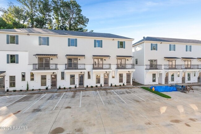 Building Photo - 214 Steiner Oaks