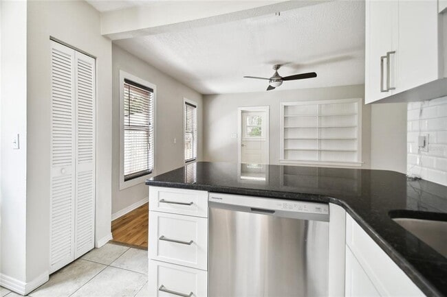 Building Photo - 308 N Gomez Ave