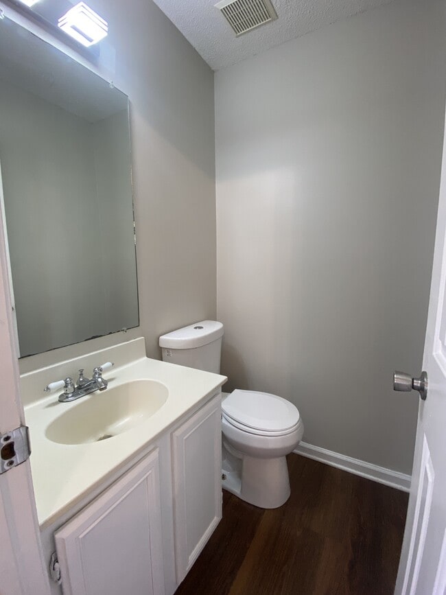 Building Photo - 145 Viking Dr