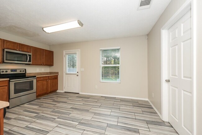 Building Photo - 5240 Sunsail Dr