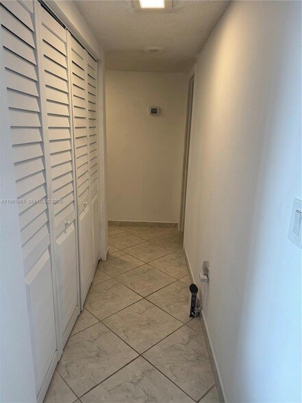 Building Photo - 300 Bayview Dr