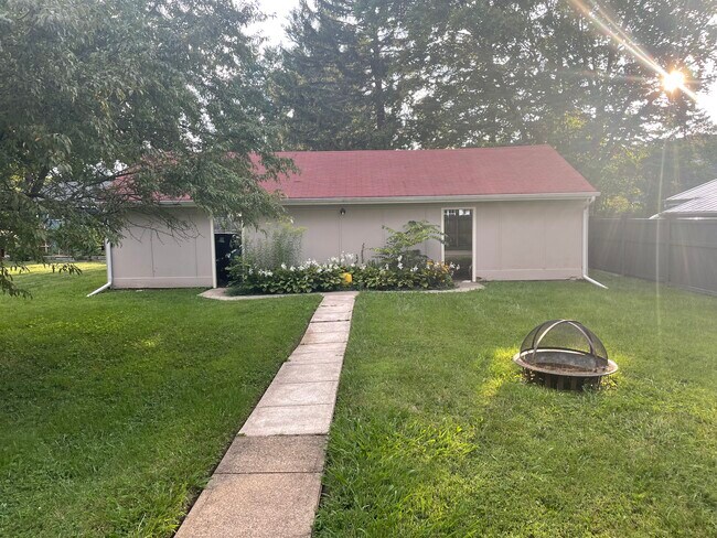 Building Photo - 25 Laurel Ave