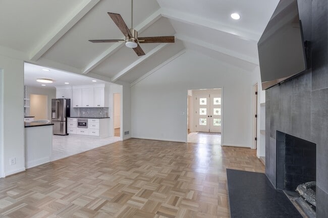 Building Photo - 1243 Saxon Dr