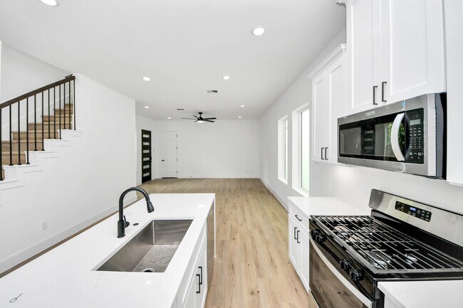 Building Photo - 8313 Venus St