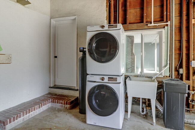 Building Photo - Los Altos 4-Bedroom with Fireplace, EV Hoo...