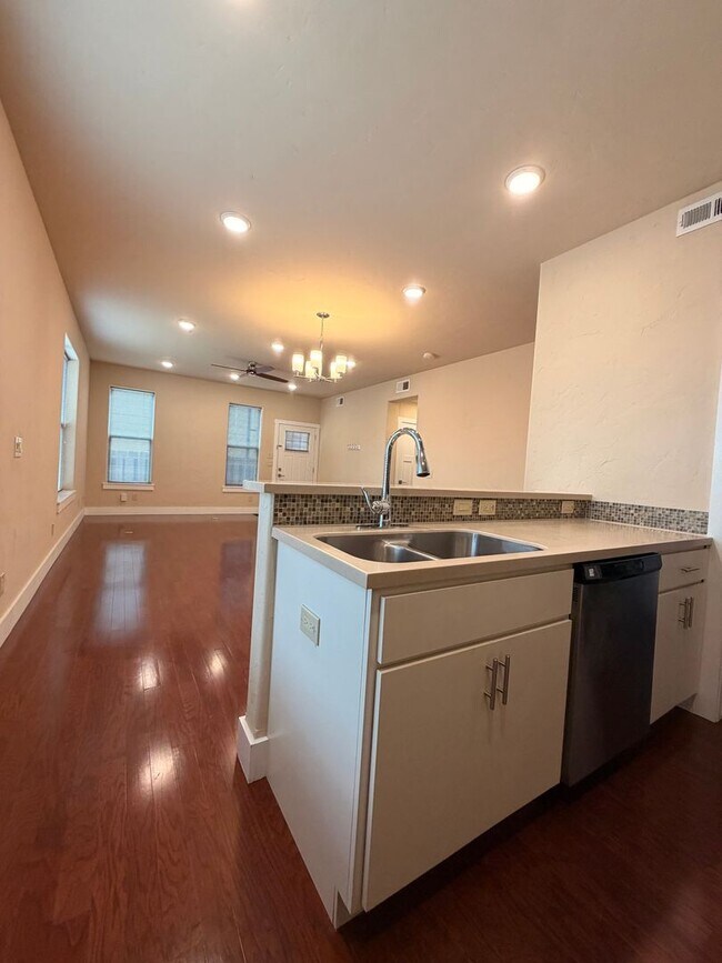 Building Photo - 525 E Kiowa St