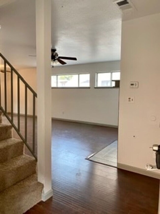 Building Photo - 3 bedroom 2 bath with 2 car garage