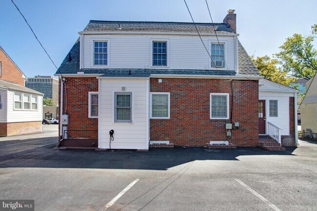 Building Photo - 2316 S Eads St