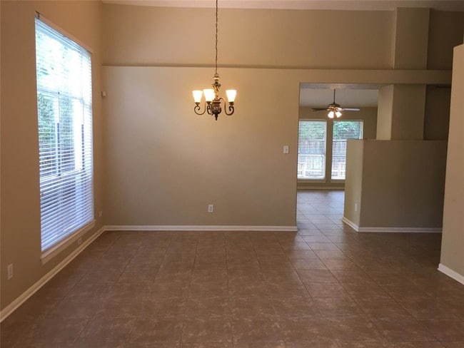 Building Photo - 14 Tranquil Glade Pl