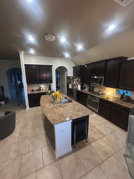 Building Photo - 724 Decathlon St