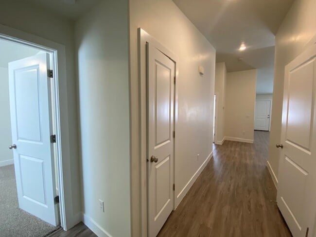 Building Photo - SPACIOUS HOME FOR RENT!