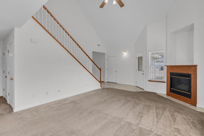 Building Photo - Huge 3 Bedroom, 2 Bath Town Home in SW Col...