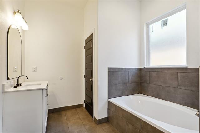 Building Photo - 2114 Spikes St