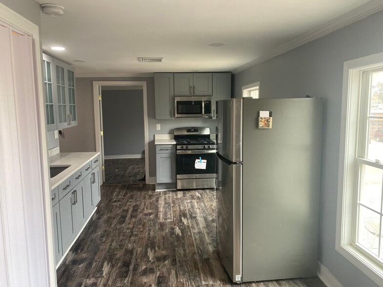 Building Photo - 44 Bridgeport Ave