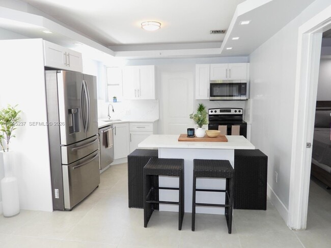 Building Photo - 715 Hollywood Blvd