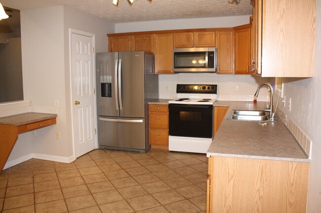 Building Photo - 913 Fieldstone Way
