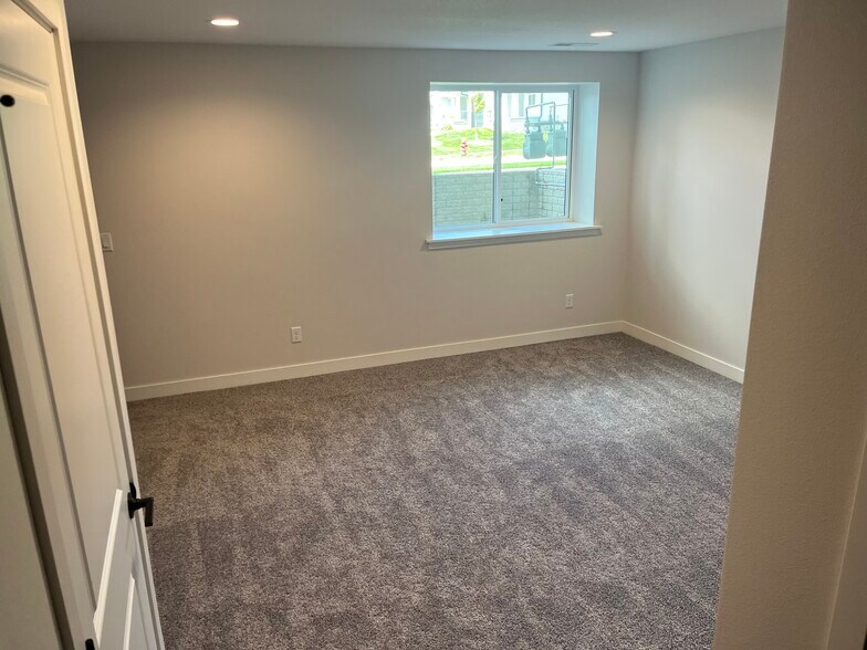 Building Photo - 2432 Roycroft Aly
