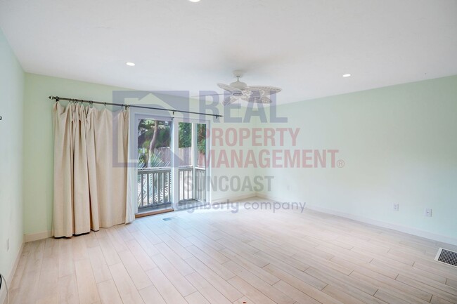 Building Photo - Stunning 4/2 on Siesta Key!