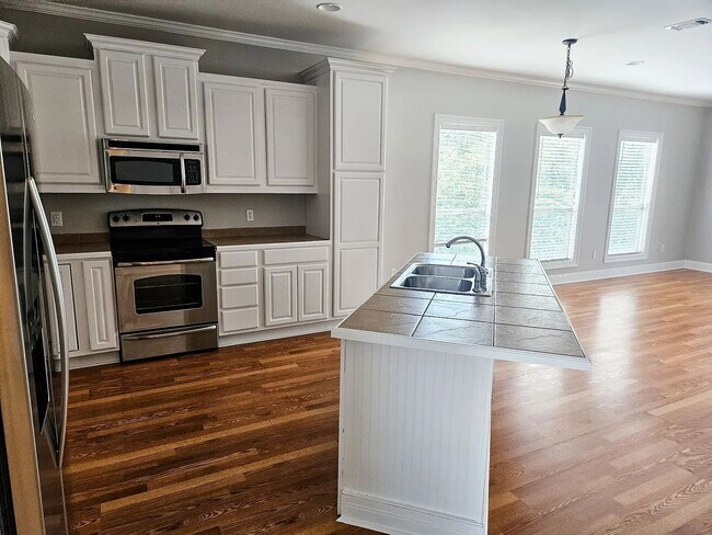 Building Photo - Great Biloxi 2/2 close to the beach!