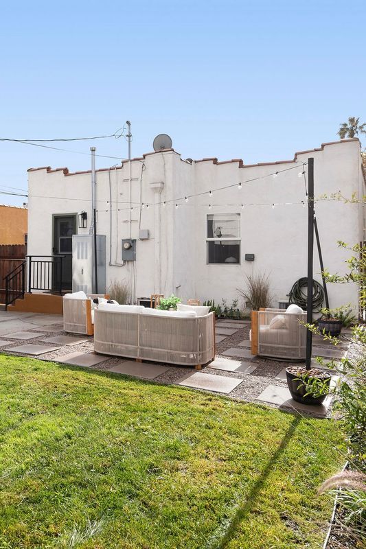 Building Photo - 607 W 111th Pl