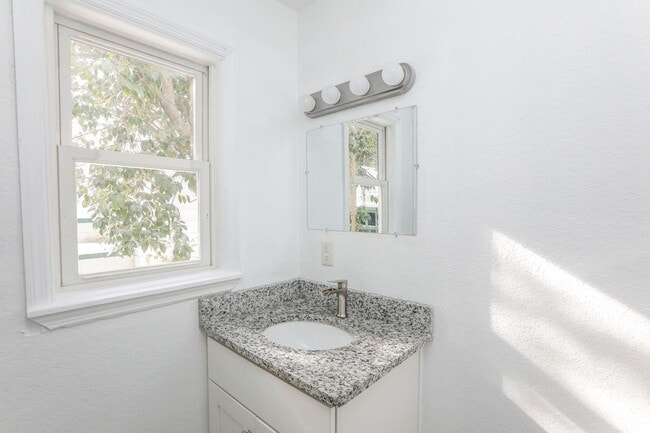 Building Photo - Beautiful Cape Cod Style home for Rent!  BONUS MILITARY / FIRST RESPONDER DISCOUNT!