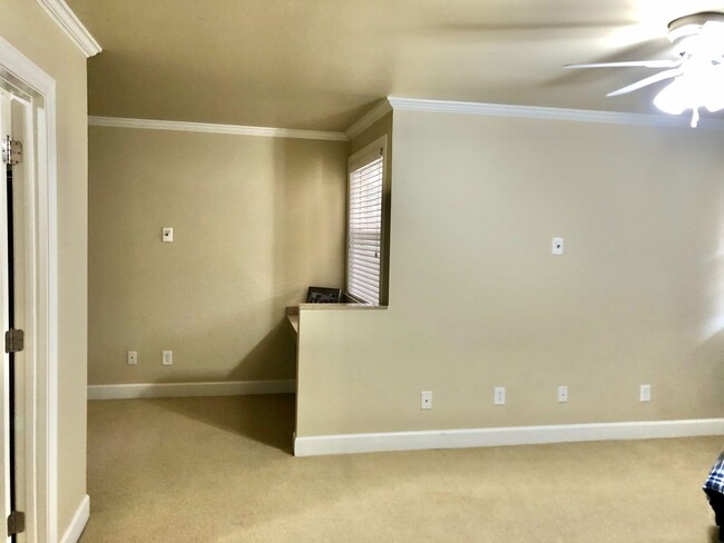 Building Photo - 3 Bedroom 2 Bath Condo Walking Distance to...