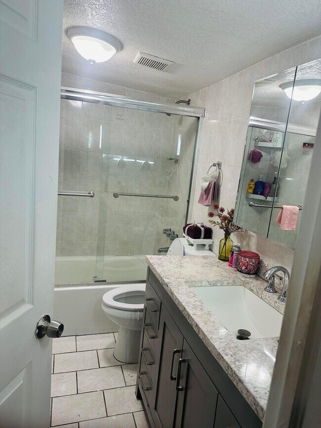 Building Photo - 833 Briggs St