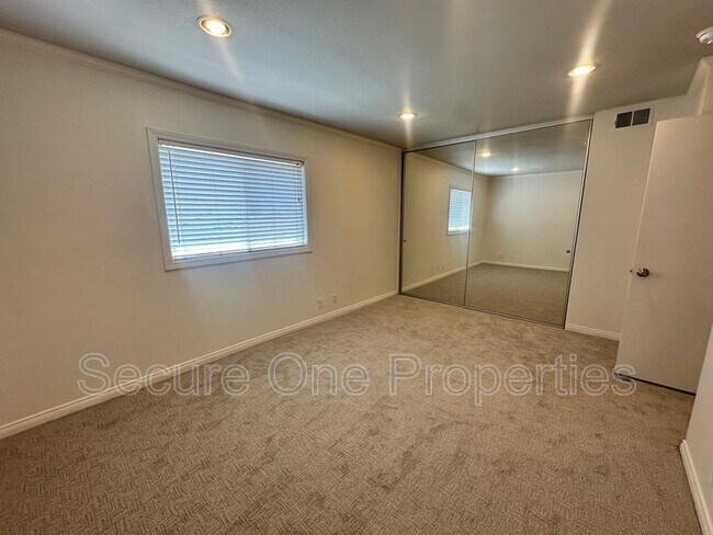 Building Photo - 248 Green Heath Pl