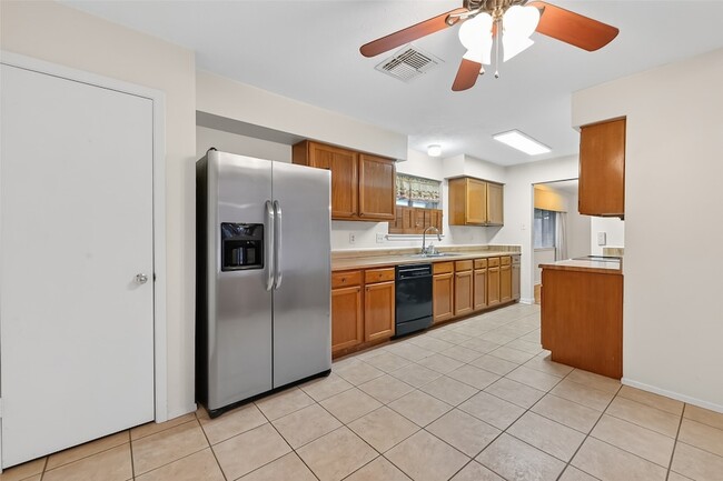 Building Photo - 21623 Crescent Heights St