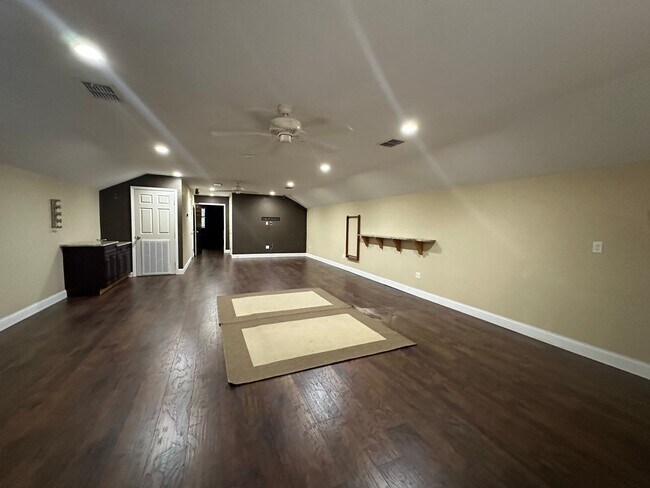Building Photo - ***Spacious Country Living with Modern Com...